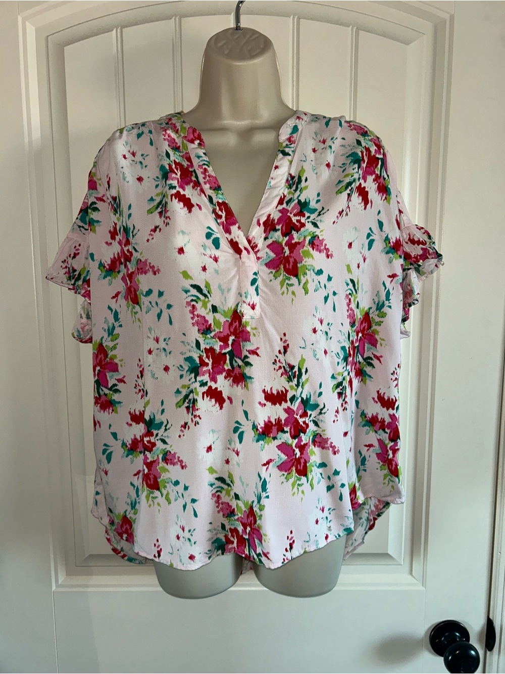 NEW crown & ivy Pink Floral V-Neck Flutter Sleeve Blouse Sz PM